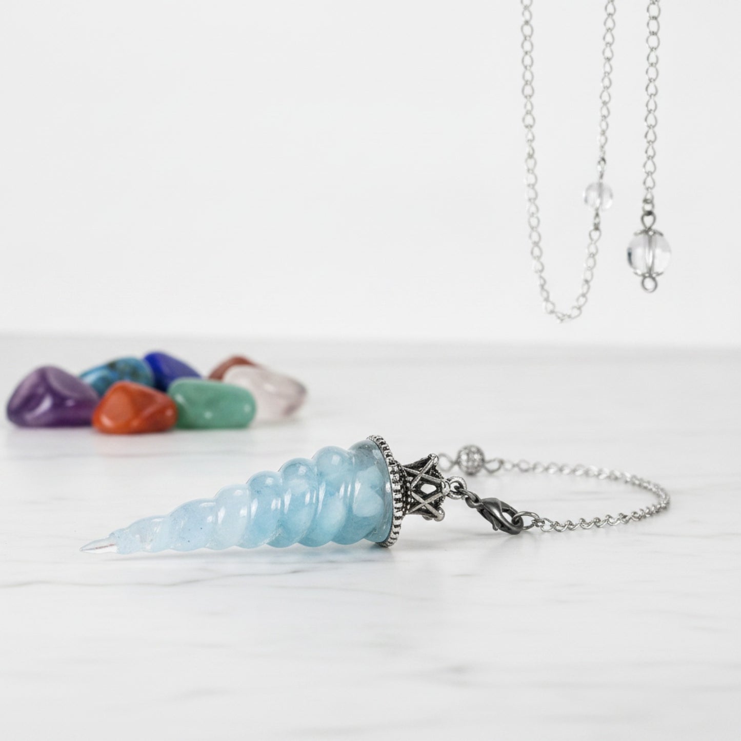 Pendule Divinatoire Précision en Résine avec Cristal Aigue-Marine 7 Chakras - Radiesthésie & Guérison Énergétique