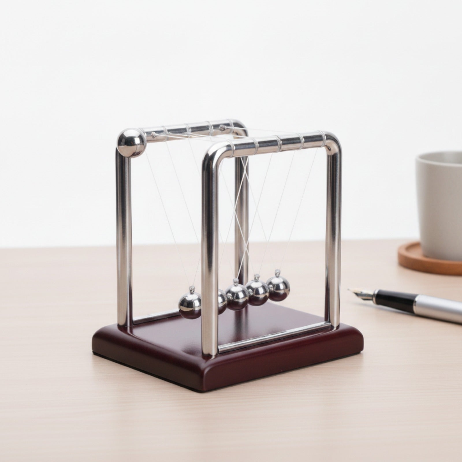 Pendule de Newton Décoratif : Relaxation et Élégance Scientifique pour votre Intérieur
