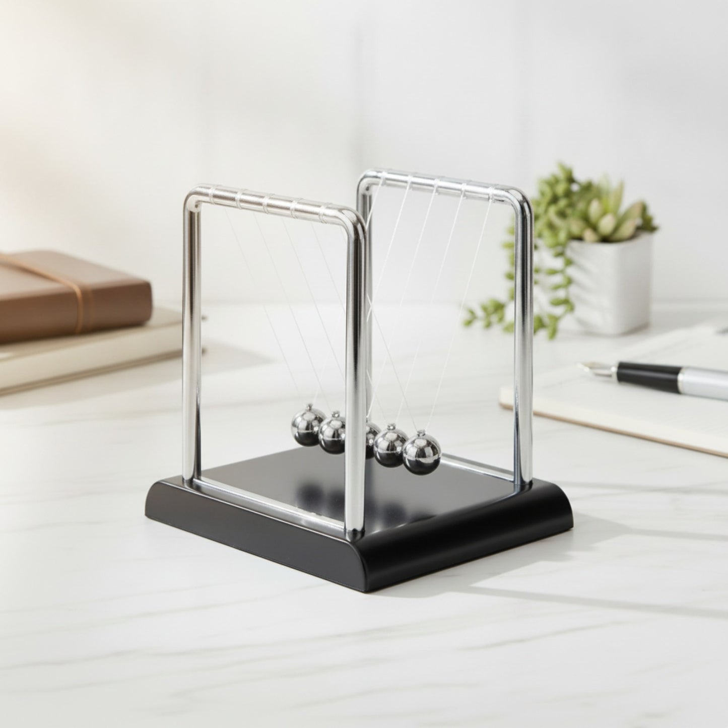 Pendule de Newton - Jouet Scientifique pour la Conservation de l'Énergie