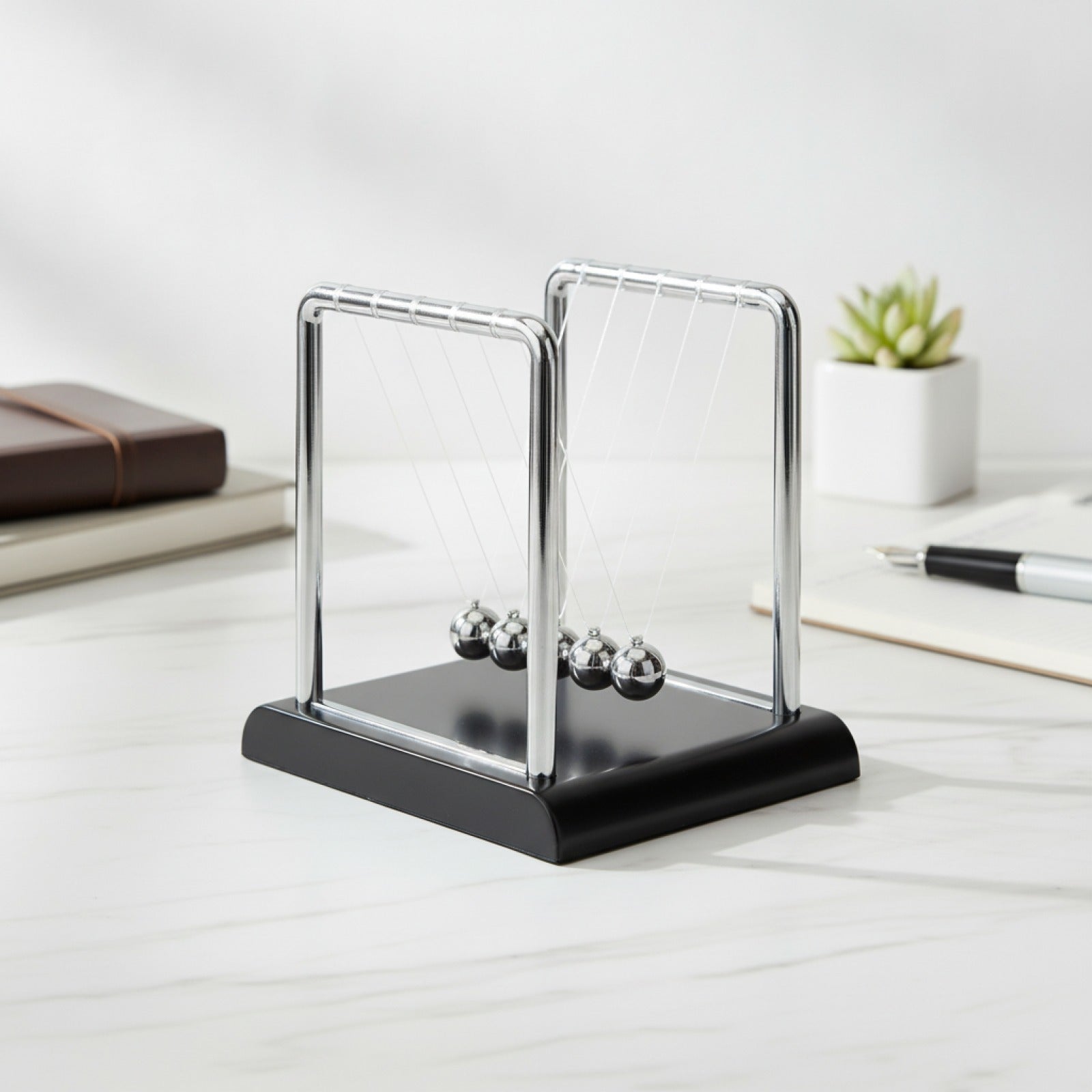 Pendule de Newton - Jouet Scientifique pour la Conservation de l'Énergie